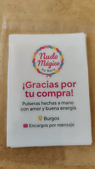 Pulsera negra con cuentas doradas hecha a mano