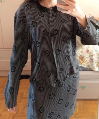 Conjunto chaqueta y falda negras