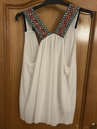 Blusa de verano con detalles bordados