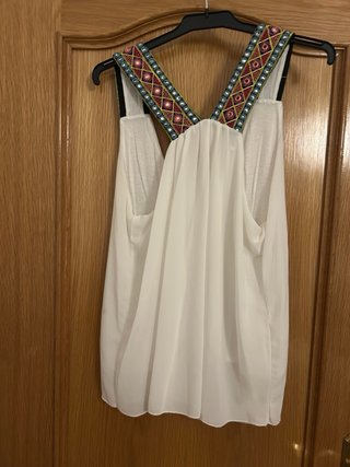 Blusa de verano con detalles bordados