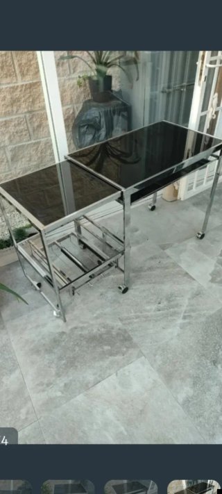 Mesa auxiliar cristal negro y metal