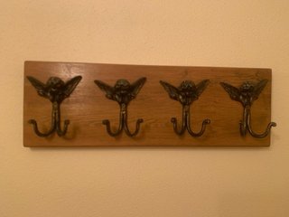 Perchero de madera con ángeles