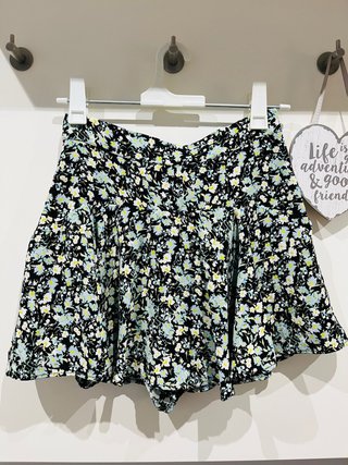 Minifalda pantalón con estampado floral.Solo envío
