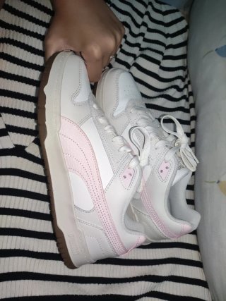 Tenis Puma Blanco y Rosa.