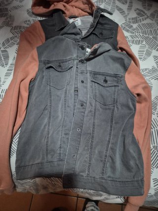 Chaqueta vaquera con mangas de sudadera