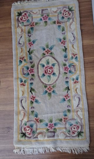 Alfombra de lana beige y rosa