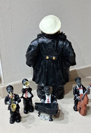 Figuras de músicos y capitán