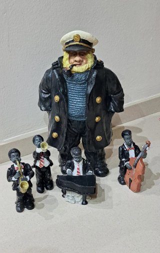 Figuras de músicos y capitán