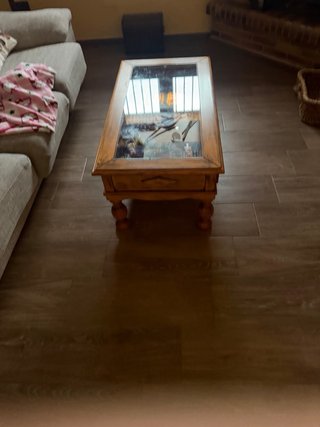 Mesa de salón con cristal y cajones