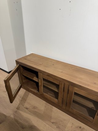 Mueble tv de madera con puertas de cristal