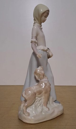 Figura Nadal porcelana - Mujer con perro