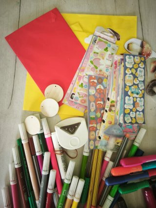 Lote papelería: rotuladores, pegatinas, etc.