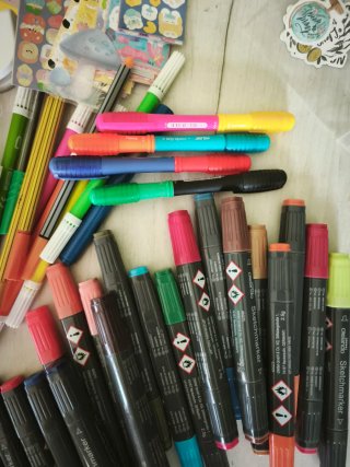 Lote papelería: rotuladores, pegatinas, etc.
