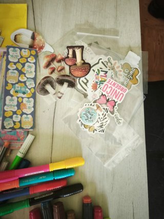 Lote papelería: rotuladores, pegatinas, etc.