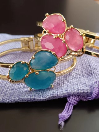 Bracciali con pietre blu e rosa