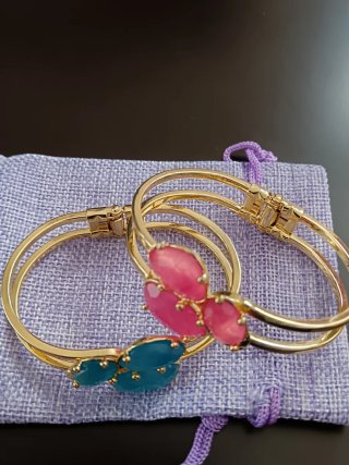 Bracciali con pietre blu e rosa