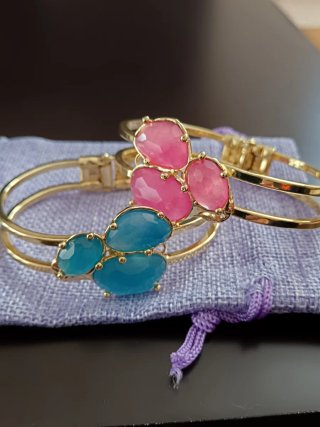 Bracciali con pietre blu e rosa