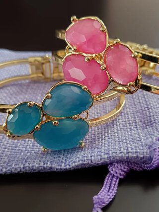 Bracciali con pietre blu e rosa