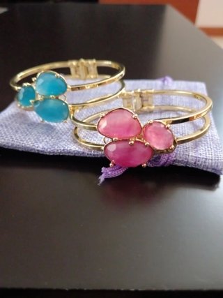 Bracciali con pietre blu e rosa