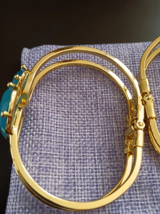 Bracciali con pietre blu e rosa