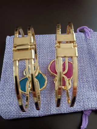 Bracciali con pietre blu e rosa