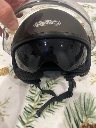 Casco de moto marrón