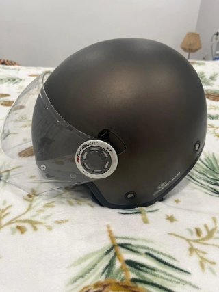 Casco de moto marrón