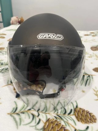 Casco de moto marrón
