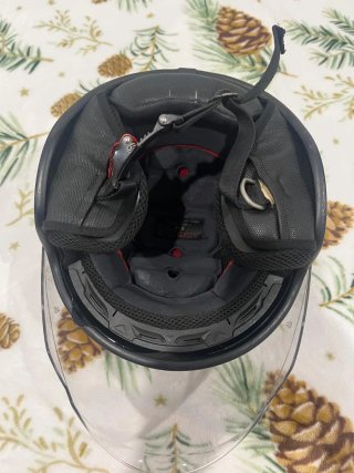 Casco de moto marrón