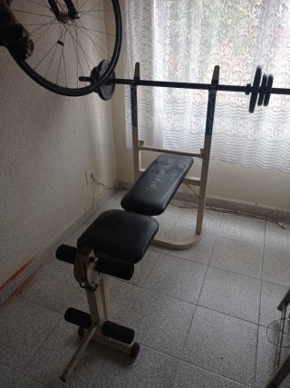 Banco de pesas con barra y discos