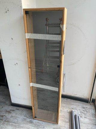 Vitrina Ikea pared cristal madera con baldas