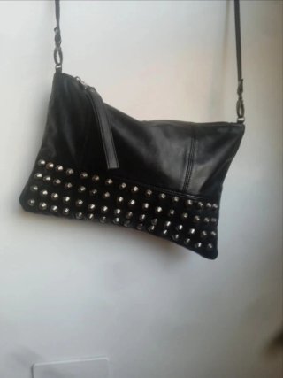 Bolso negro con tachuelas