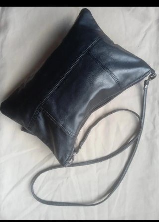 Bolso negro con tachuelas