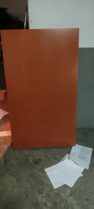 Mesa de salón naranja