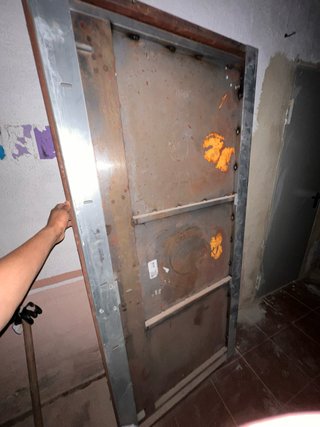 Puerta antiokupa metálica