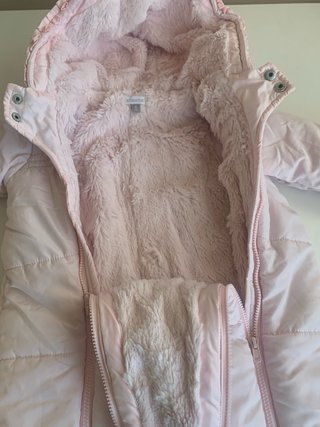 Buzo de bebé rosa con capucha