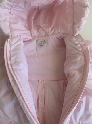 Buzo de bebé rosa con capucha