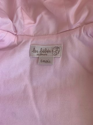 Buzo de bebé rosa con capucha