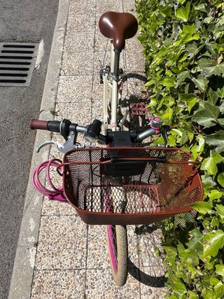 Bicicleta infantil rosa y crema con cesta