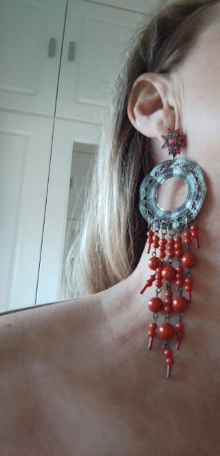 Pendientes largos plateados con corales rojos