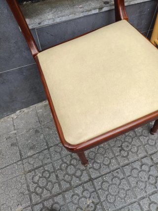 Sillas de madera y ratán