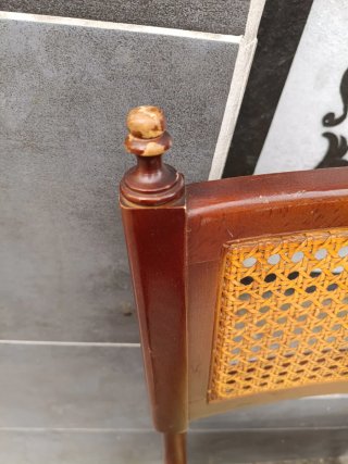 Sillas de madera y ratán