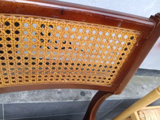 Sillas de madera y ratán