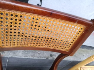 Sillas de madera y ratán