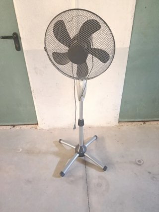 Ventilador de pie plateado