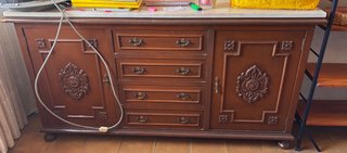 Mueble antiguo con superficie de mármol