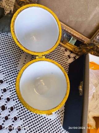 Uovo decorativo in porcellana con supporto
