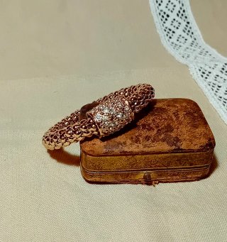 Pulsera dorada con cierre de pedrería