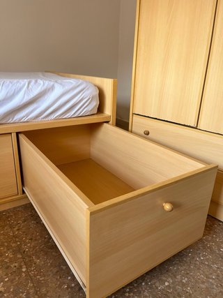 Cama 90 con cajones y escritorio integrado.