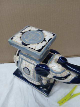Figura de elefante azul y blanco
